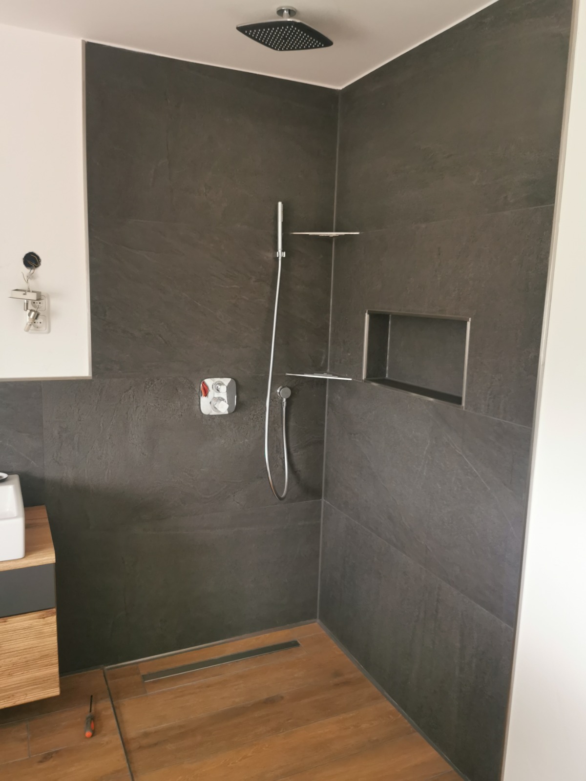 Sanitärinstallation – modernes Bad und Rohrverlegung